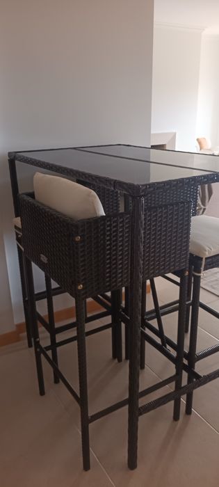 Conjunto mesa alta em Vime + 4 Bancos