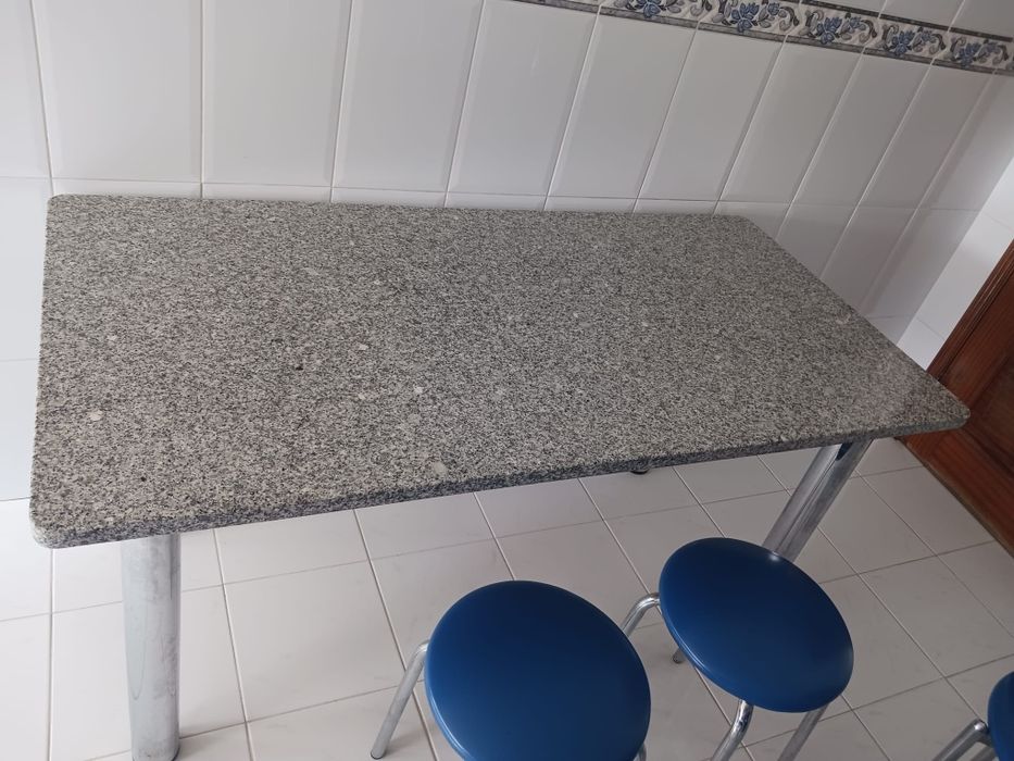 Mesa com pedra de granito e cadeiras