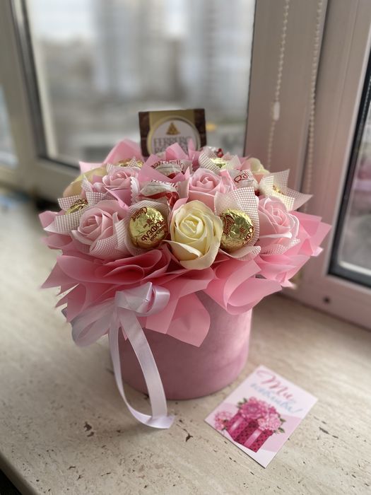 Наявність букет з цукерок raffaello, мильними трояндами букет конфет