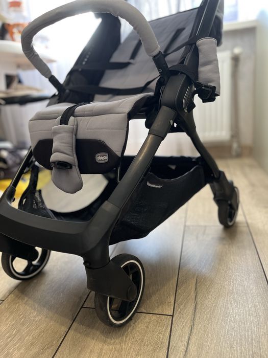 Прогулянкова коляска в сірому кольорі, Chicco
