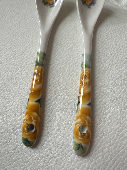 Dwie łyżeczki łyżki w żółte kwiaty