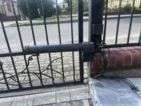 Siłowniki do bramy dwuskrzydłowej