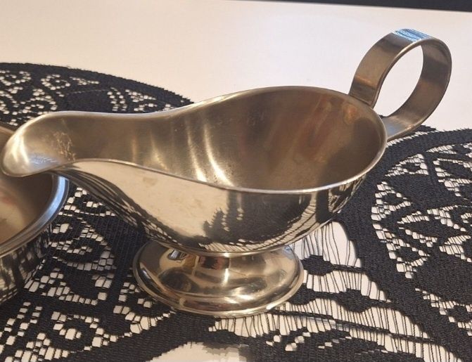 Stara metalowa sosjerka nierdzewna