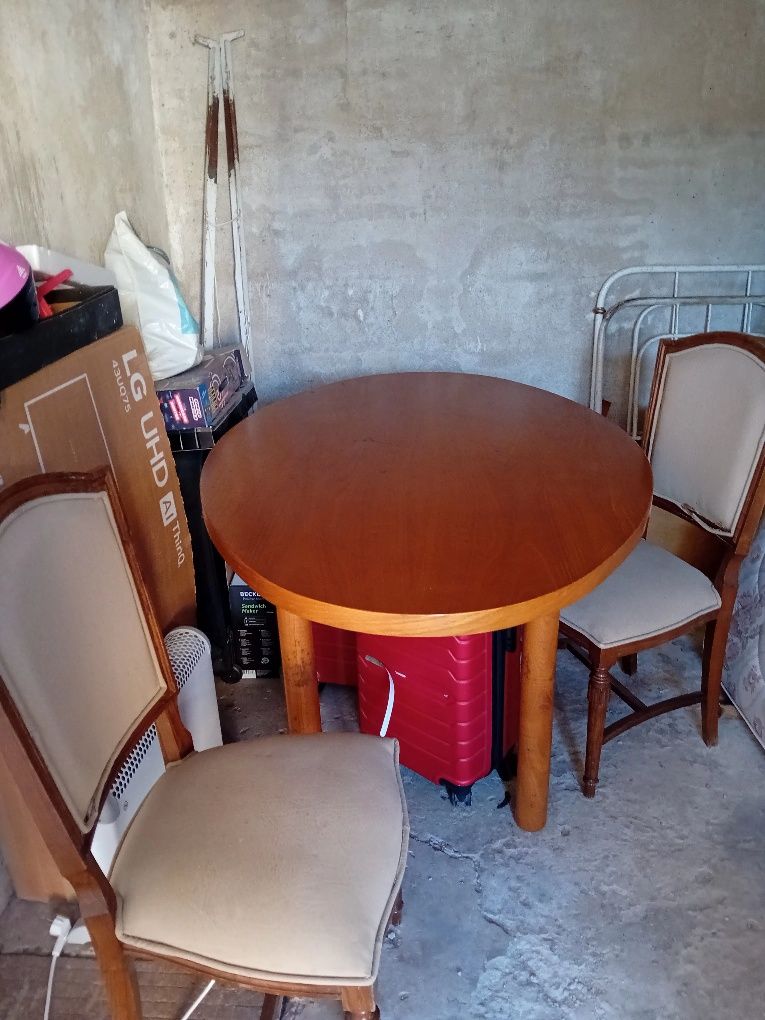 Vendo mesa com dois cadeiras,  um colchão casal  bom estado