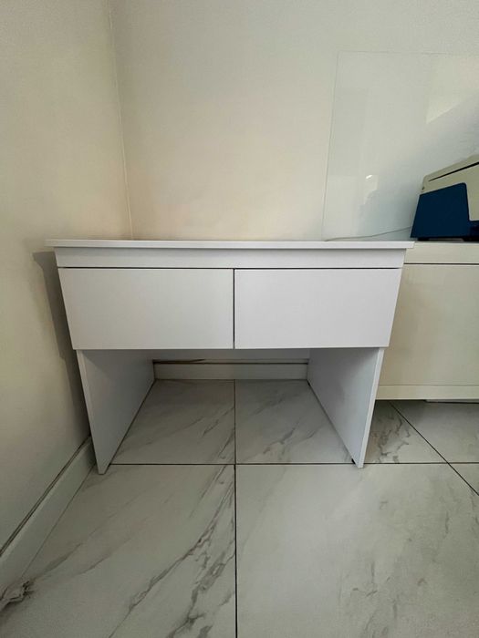 Białe solidne biurko