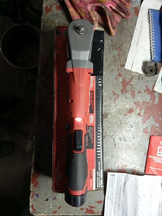 Milwaukee 2564-20.Безщітковий кутовий гайковерт тріскачка 3/8 MILWAUKE