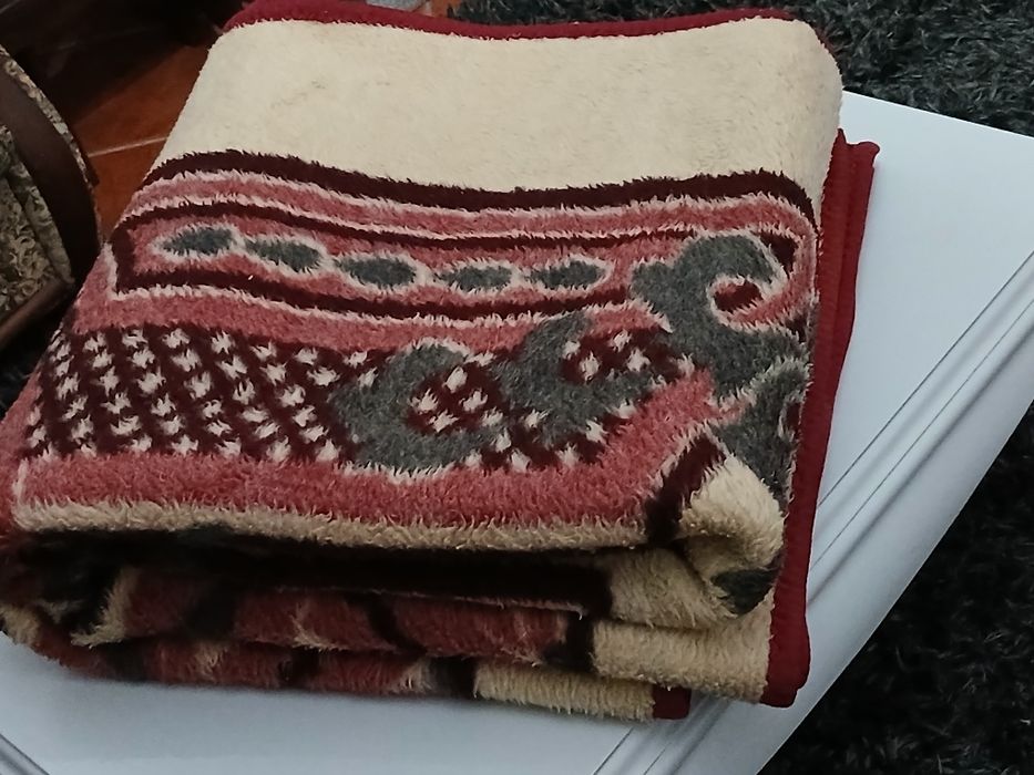 Vendo COBERTOR GRANDE muito fofinho.Tenho vários.Possibilidade entrega