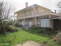 Casa de granito com 3 quartos, recentemente renovada, com potencial...