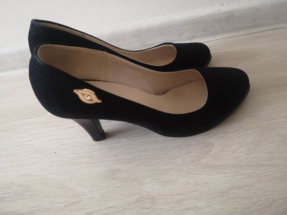 Класичні чорні туфлі