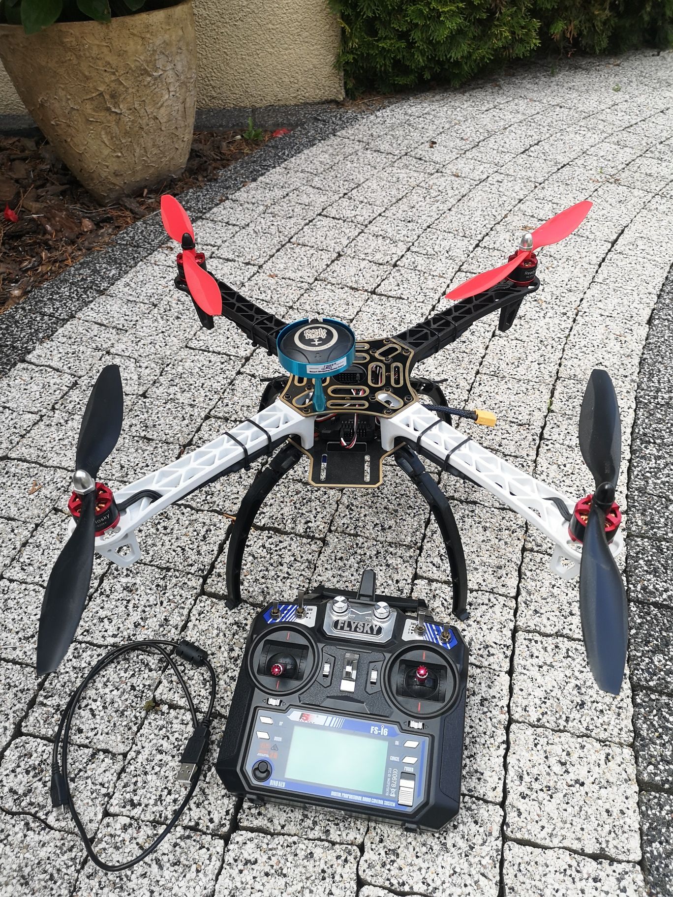 Dron z aparaturą