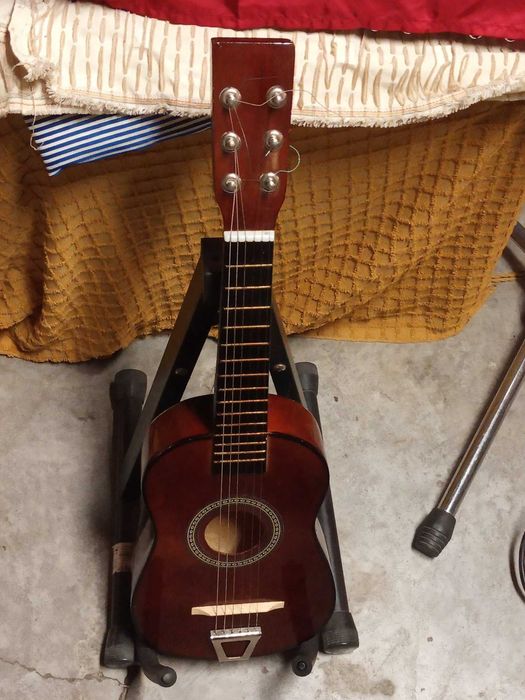 Guitarra Galanti de 6 cordas, em bom estado