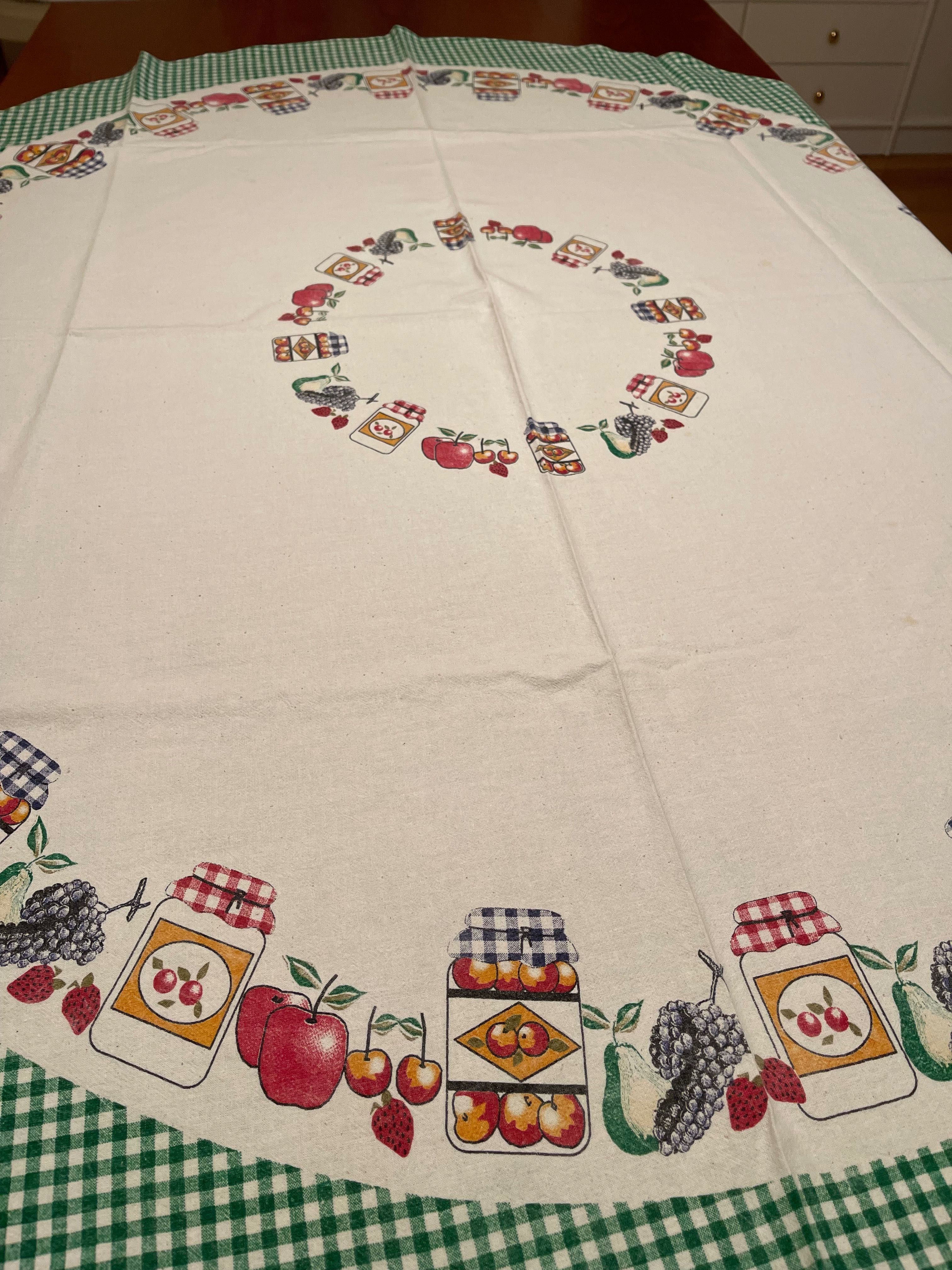 Toalha de mesa redonda creme e verde com motivos de cozinha