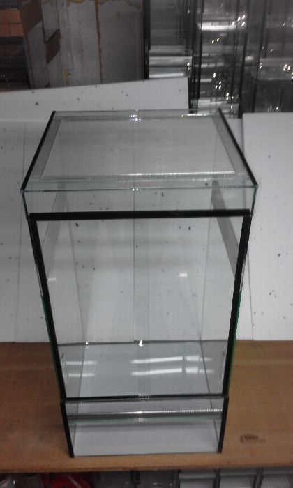 Terrarium na kameleona 50x50x100h.z alu siatką u góry i jeden bok.