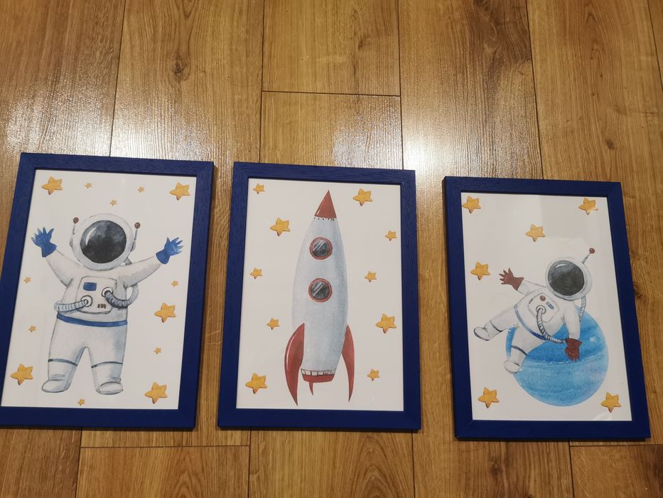 Plakaty kosmos do pokoju dziecięcego - rakieta i astronaucik + 3 ramki