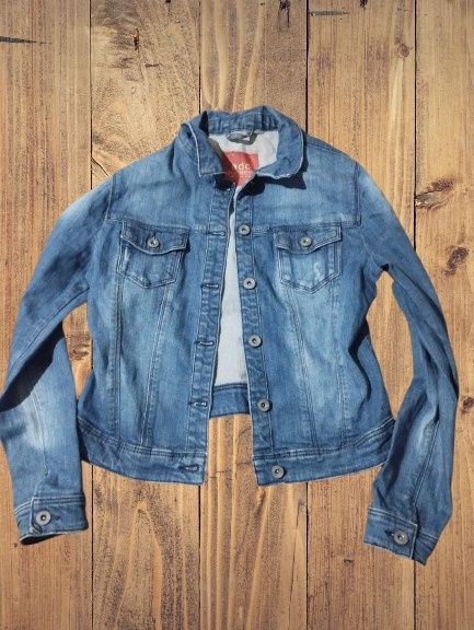 Подарую джинсову куртку