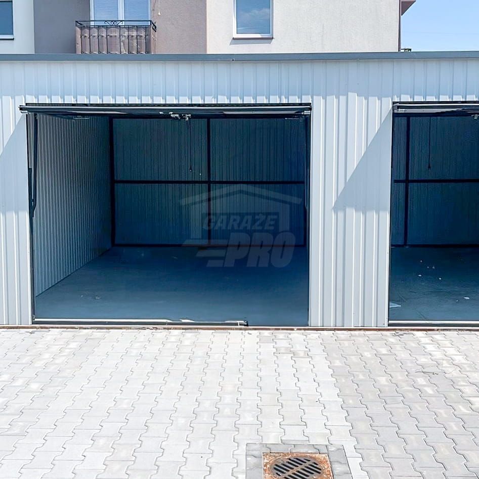 Rząd garaży 28x5,5m - 7x bramy uchylne dach spad w tył  GP489