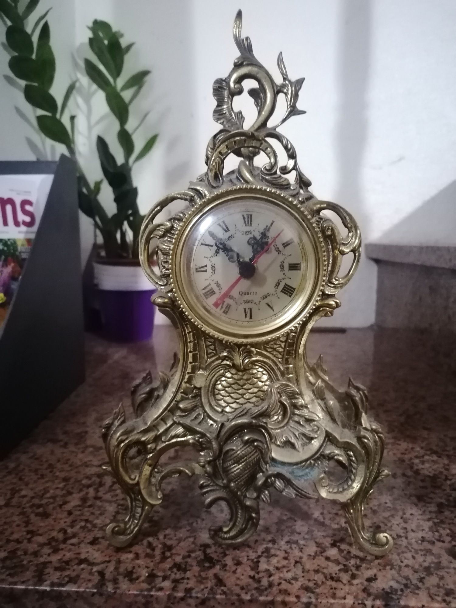 Relógio antigo em latão