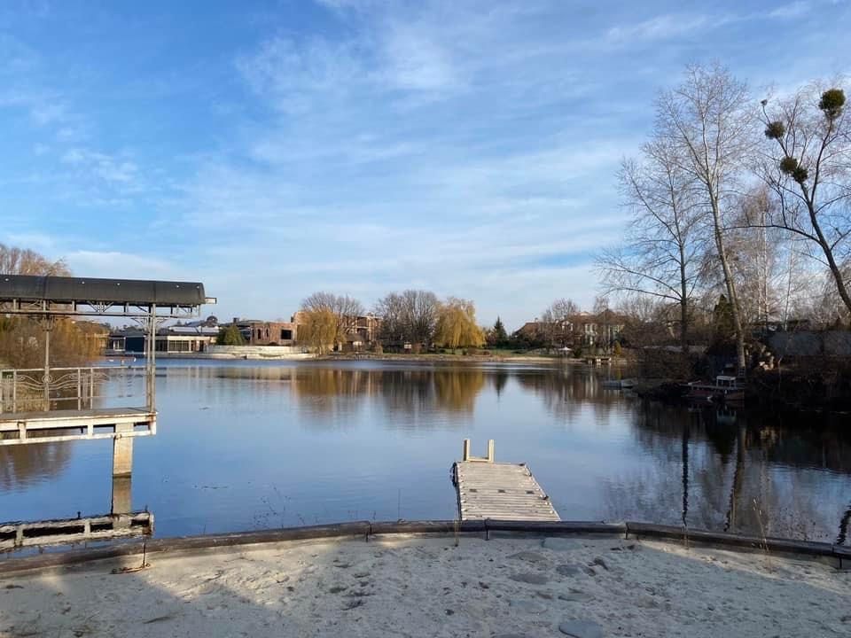 Проджа дома с выходом на воду . В Городке. Начало Дамбы