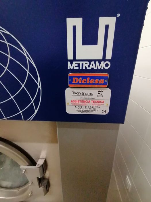 Lavandaria self service ou indústrial  máquinas de lavar e secar roupa