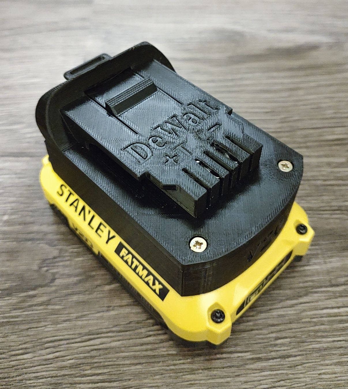 Adapter DeWalt XR18 na baterie Stanley Fatmax V20