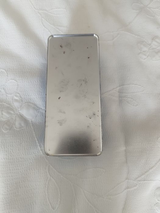 Caixa metálica com personagens da série de banda desenhada As Aventura