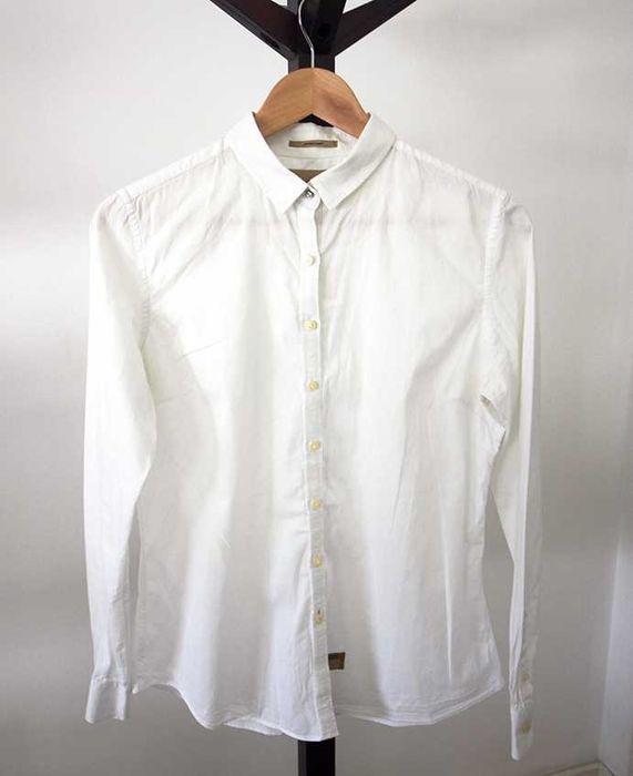 Conjunto de 2 camisas, branca e azul clara, da Sacoor