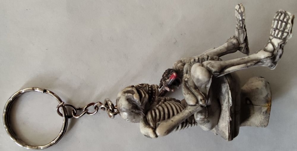 Брелок в виде скелета на унитазе