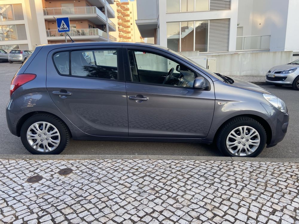 Hyundai 1.2 Gasolina • 85 cv • Poucos Km • Multimídia • CAMERA DE RÉ