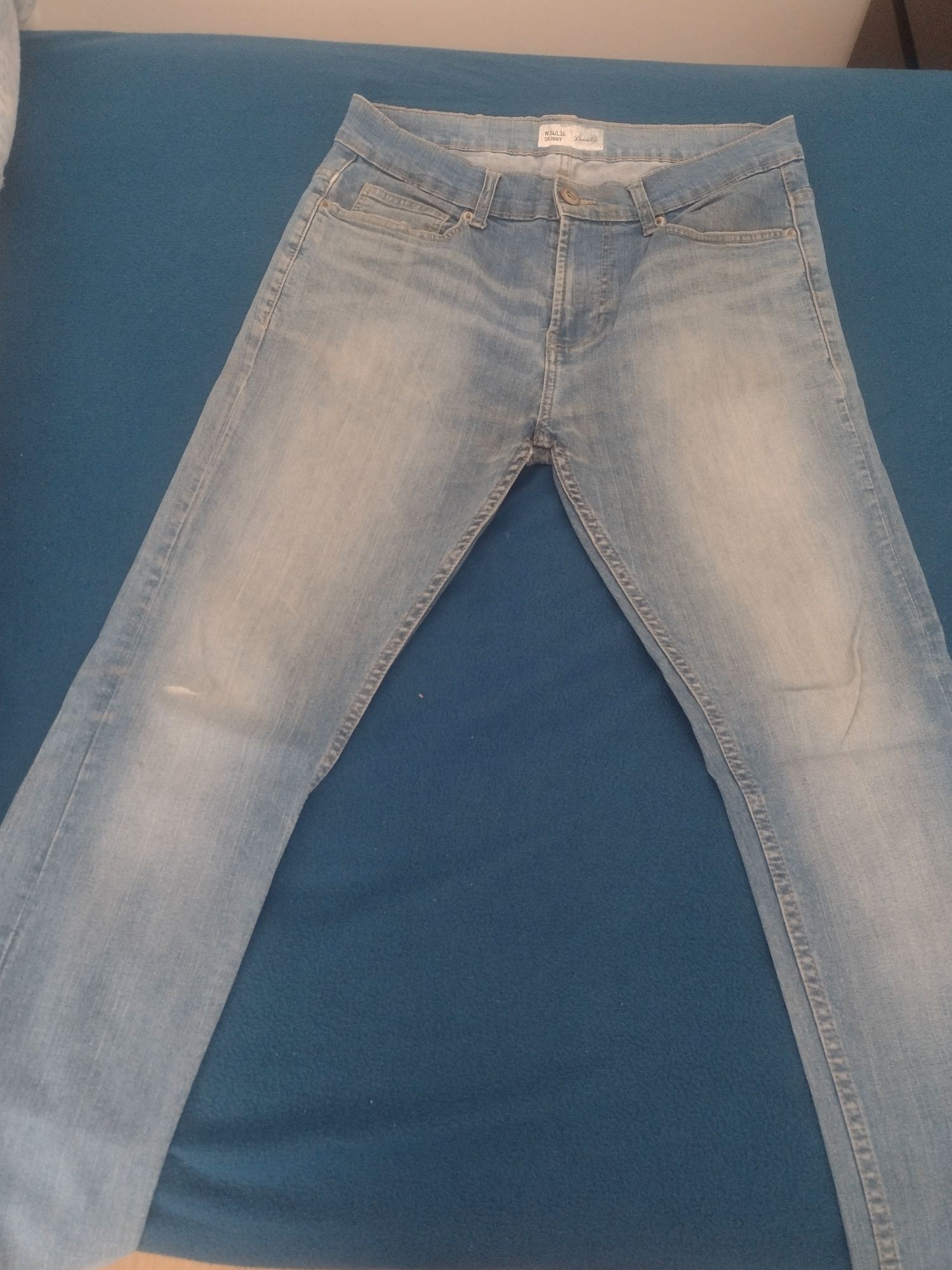 Calças, camisas e casaco de homem, saco cheio