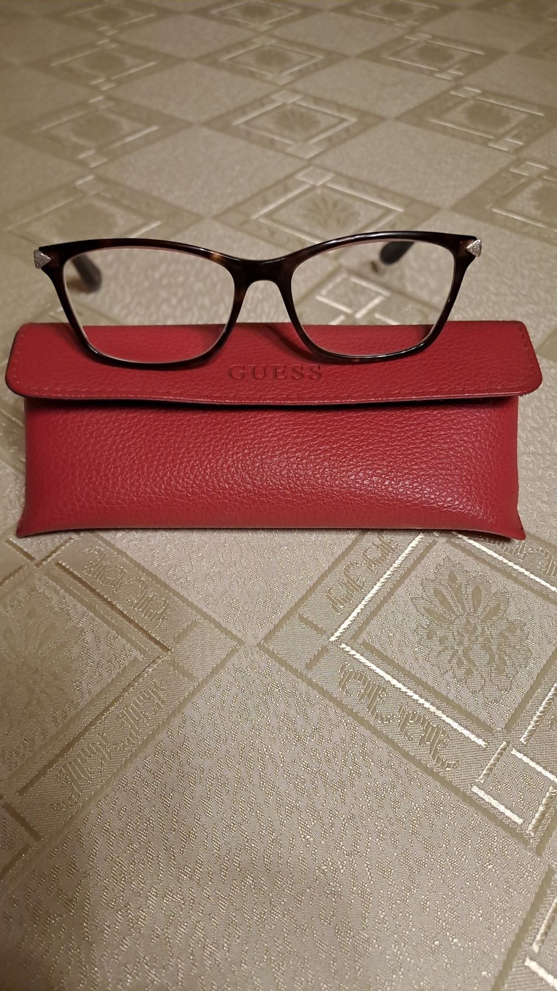 Sprzedam oprawki marki GUESS łącznie z etui które są warte 50 zl