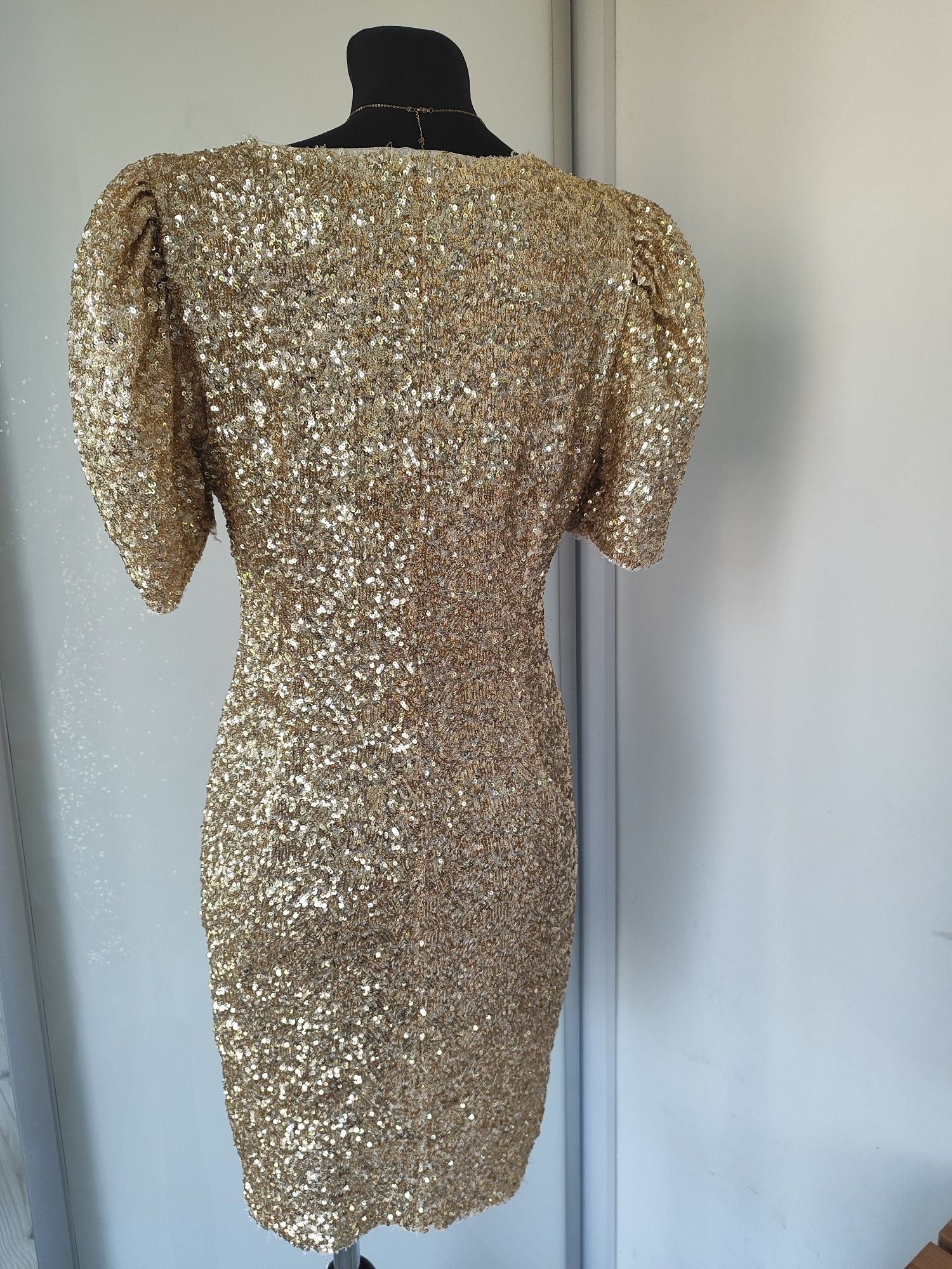 Sukienka elegancka złota w cekiny  mini bufki marszczona krótki rękaw