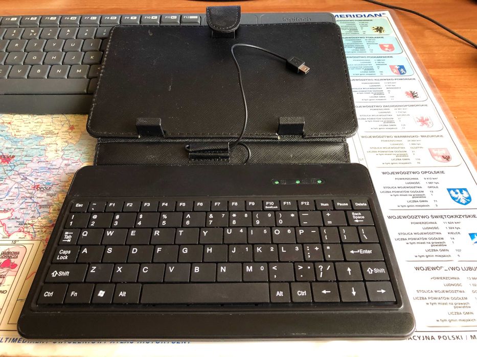 pokrowiec uniwersalny do tabletów 9.7 cala z klawiaturą USB!