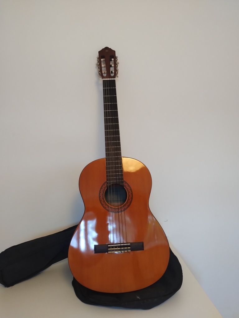 Guitarra Yamaha C40 com saco, capotraste e apoio para pé