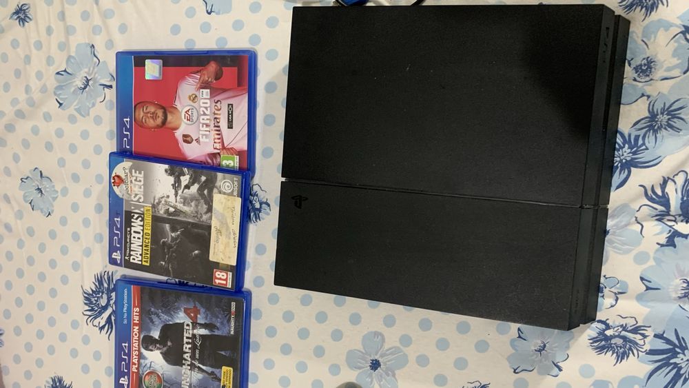 Vendo ps4 500gb,com 2 comandos original, e 4 jogos