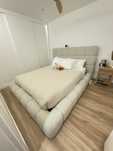 Cama casal com arrumação