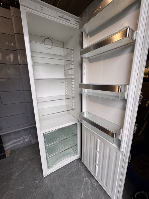 Холодильник вбудований MIELE