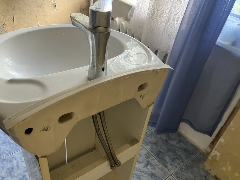 Umywalka z baterią i szafką