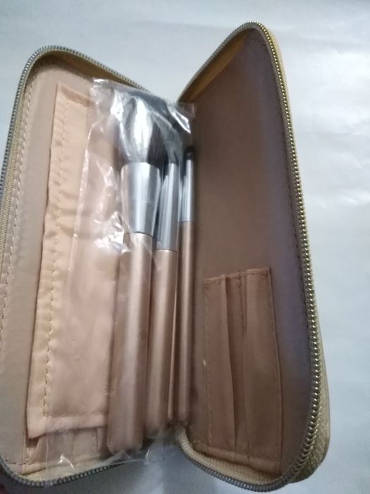 DIA DOS NAMORADOS - Conj bolsa e pincéis maquilhagem Yves Rocher NOVOS