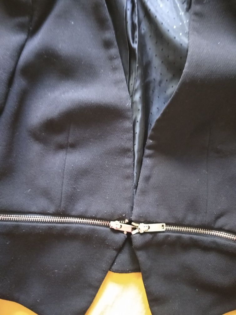Blazer preto de jovem, em bom estad o