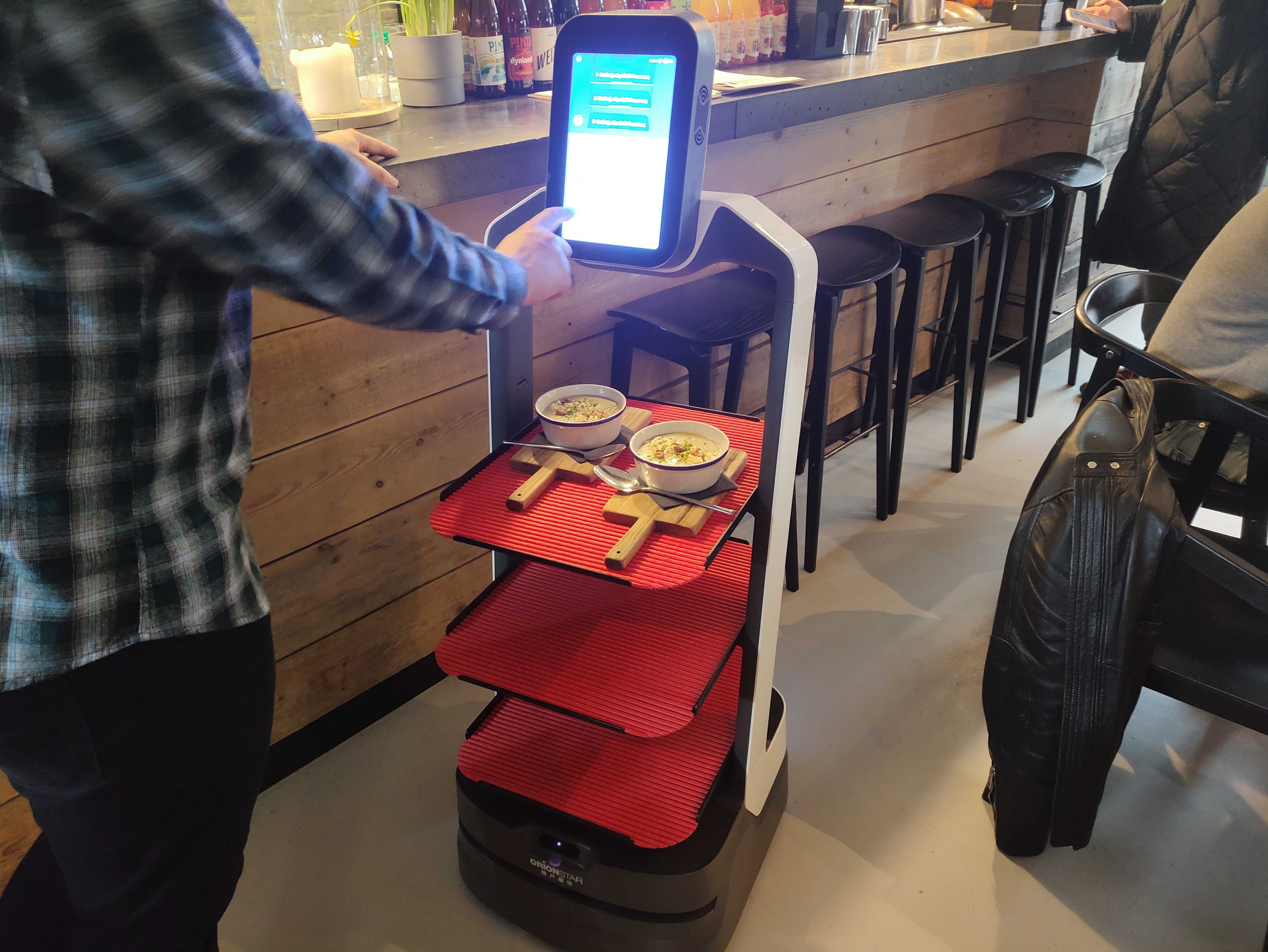 Robot kelner / Robot Usługowy / Pan Deliverybot / Kerfuś