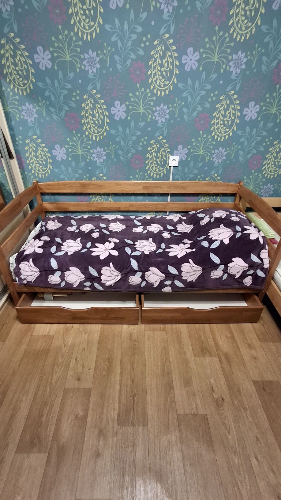 Продам детскую кровать с матрасом