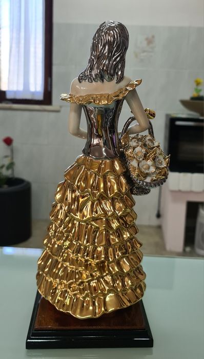 Estatueta porcelana e ouro de lei figura feminina Carfilarte