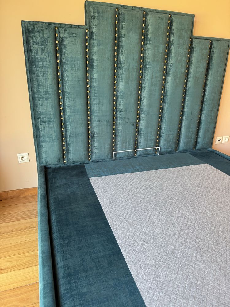 Cama estofada com arrumação Domkapa