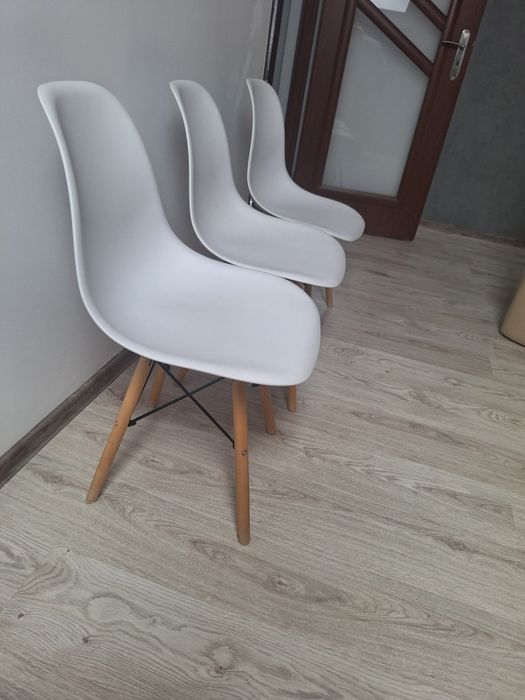 Białe krzesła na drewnianych nogach