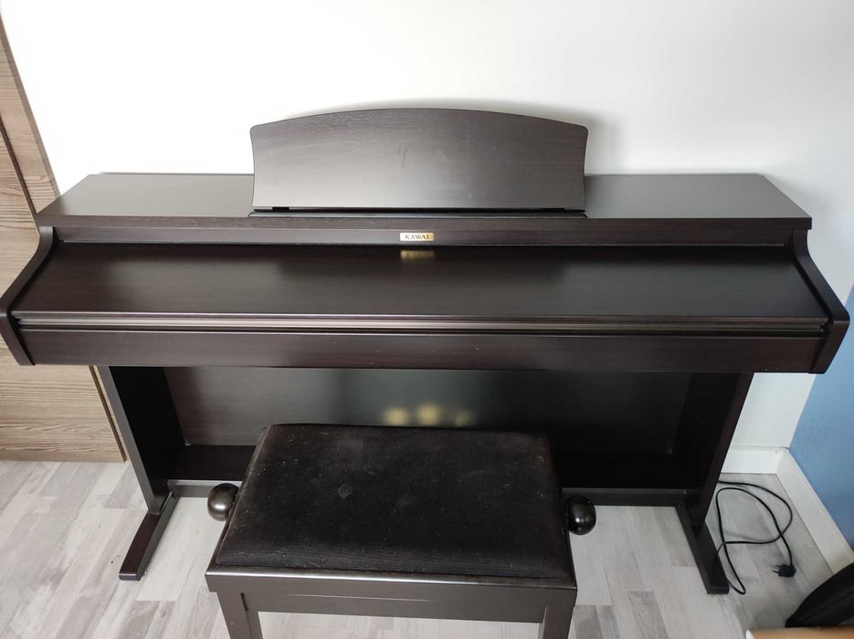 Pianino elektryczne marki KAWAI z ławą