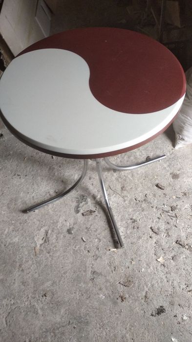 Продам стіл в гарному стані 75см в діаметрі7t по висоті,зі штучного ка