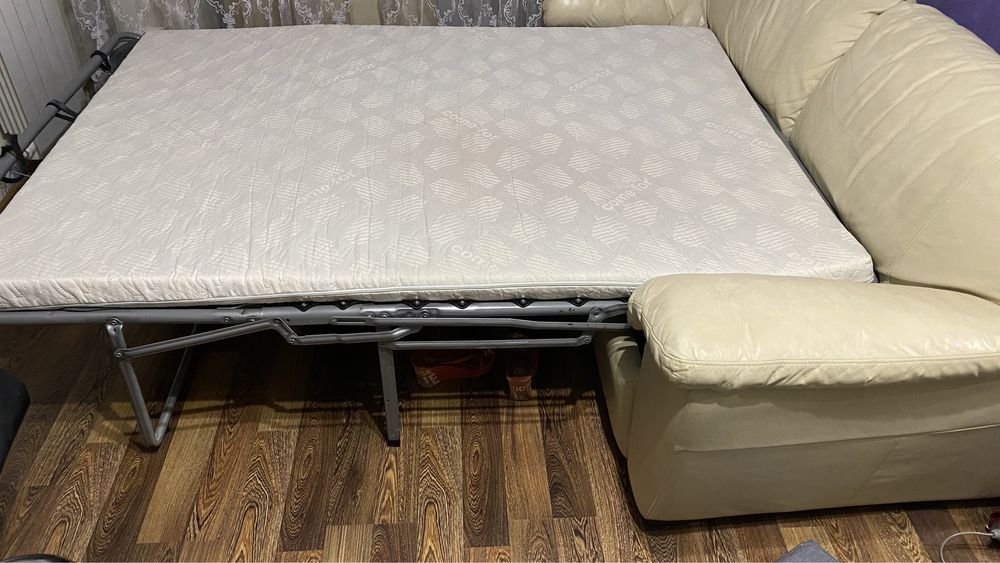 Кожаный раскладной диван. Полноценное спальное место.