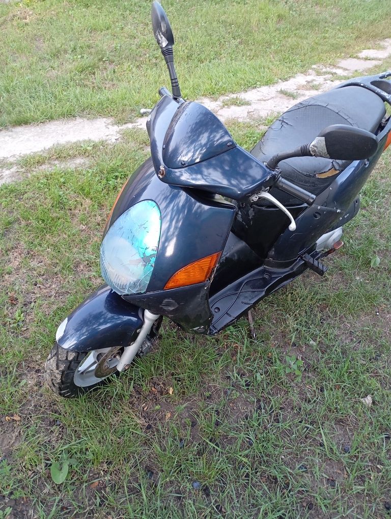 Скутер Honda NES 125.