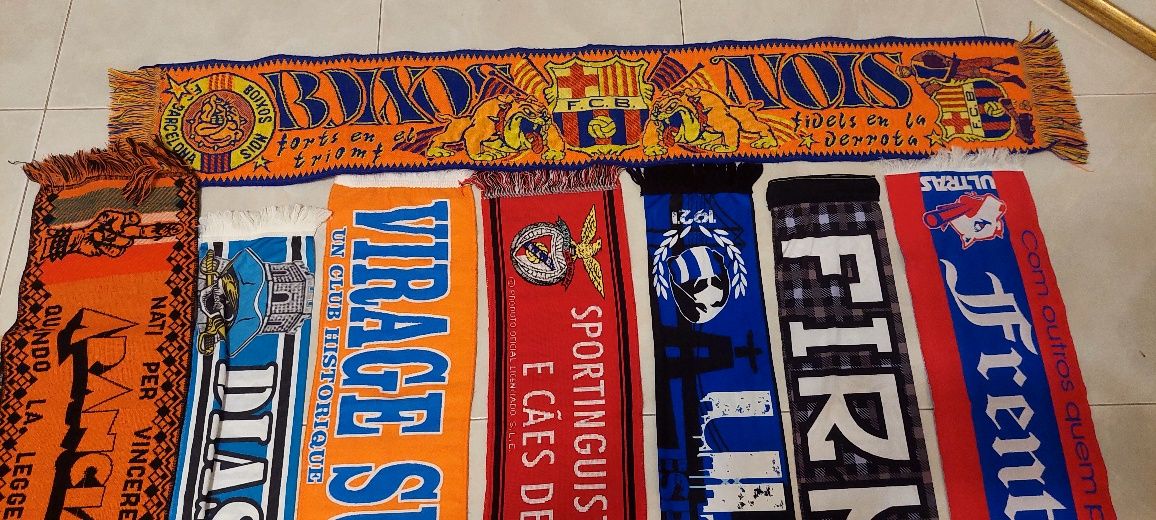 Cachecois de varios clubes e claques