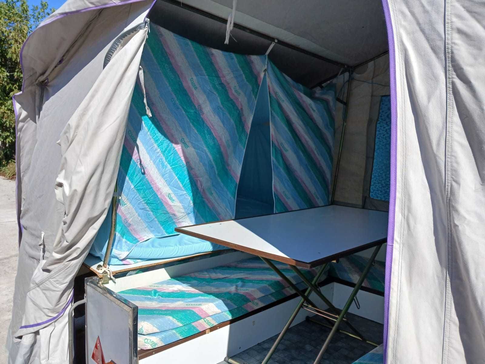 Reboque com tenda de campismo